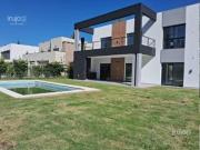 Casa en venta 4 ambientes con pileta y parrilla...