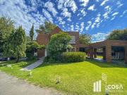 Casa en venta 4 dormitorios con amplio jardín y piscina...