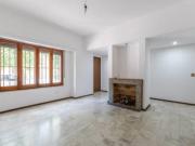 CASA EN VENTA 4 DORMITORIOS CON PATIO Y COCHERA