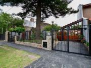 CASA EN VENTA GONNET 4 DORMITORIOS PILETA COCHERA