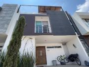 Casa en Venta – 4 Niveles con Terraza y Amenidades de...