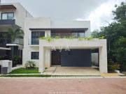 Casa en Venta, 4 Recámaras, NUEVA DOBLE ALTURA, Piscina,...