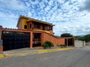 Casa Bifamiliar.en Venta 250m2 Const El Ujano BARQTO 1114