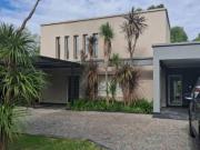 Casa en venta 5 ambientes en el barrio El lauquen Club...