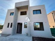 Casa en venta 5 ambientes y pileta. Lote con fondo a...