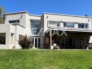 CASA EN VENTA 6 AMBIENTES B° LA COMARCA CENTENARIO