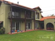 Casa en venta, 6 ambientes en Bernal, com amplio fondo...