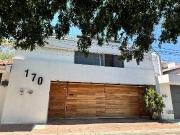 Casa en VENTA, a 1 cuadra de Av. Camelinas, Morelia. NE4977