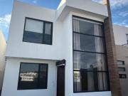 CASA EN VENTA A DESNIVEL CON ACABADOS DE LUJO EN REAL DE...