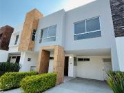 CASA EN VENTA A DOBLE ALTURA Y ROOF FRENTE A ÁREA VERDE...