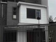 casa en venta a estrenar de 3 pisos sector Narancay baños