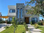 Casa en venta a la laguna con 4 dormitorios