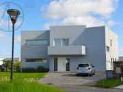 Casa en venta de 5 ambientes a la laguna en Canton Golf