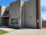 Casa en Venta a la laguna y pileta con RENTA. Barrio...