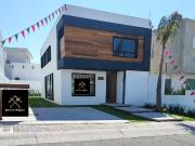 Casa en Venta a Pie de Calle el Refugio, Excedente de...