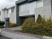 Casa en Venta, a Pie de calle en residencial el Refugio...