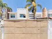 Casa en Venta a pie de calle, estudio en planta baja...