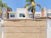 Casa en Venta a pie de calle, estudio en planta baja...