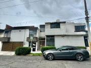 Casa en venta a una calle de plaza dorada