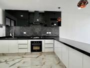 CASA EN VENTA A UNOS PASOS DE LA UDLA SOBRE LATERAL...