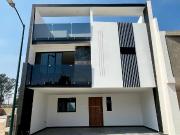 CASA EN VENTA A UNOS PASOS DE LA UDLA SOBRE LATERAL...