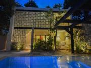 CASA EN VENTA A UNOS PASOS DE PASEO DE MONTEJO EN MERIDA...