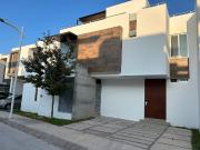 CASA EN VENTA AL NORTE EN 422