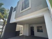 CASA EN VENTA AL ORIENTE DE SALTILLO EN FRACCIONAMIENTO...
