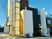 Casa en venta al sur de Pachuca. 3 niveles, seguridad y...