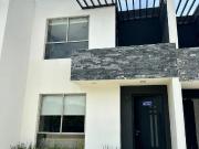 CASA EN VENTA AL SUR EN FRACCIONAMIENTO PRIVADO, ZONA...