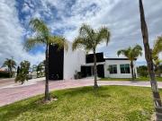 Casa en venta al sur poniente en Jardines del Lago en...