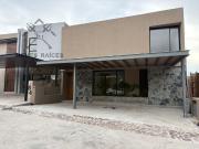 Casa en Venta Altozano, Amplio Jardín, Cuarto de...