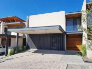 Casa en Venta Altozano, Estacionamiento Techado 3 autos,...