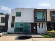 Casa en venta Altozano fraccionamiento privado a unos...