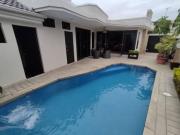 Casa en VENTA amplia y con piscina dentro de Urb. Puerto...