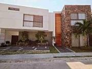 Casa en venta Amueblada con alberca frente al Club Campestre