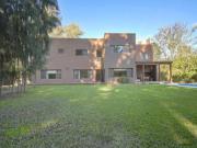 Casa en venta APTA CREDITO 4 dormitorios jardin pileta...