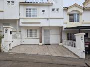 Casa en venta atrás de plaza Alaia