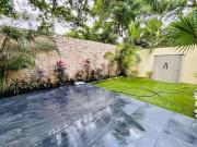 Casa con jardín amplio y áreas sociales en privada Av....