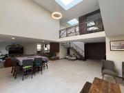 Venta – Bosque de los Encinos. con terreno excedente jardín