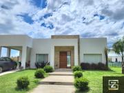 Casa en venta c/ cochera en Don Joaquín Canning