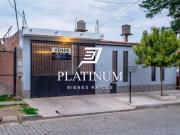 Casa en venta c/ cochera en Santa Ana