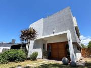 Casa en venta c/ cochera en Villa Allende