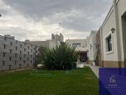 Casa en venta c/ cochera en Villa Nueva