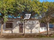 Casa en venta c/doble cochera y 2 hab. B° Democracia,...