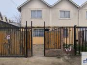 Casa en venta c/ estacionamiento en Centro de Lampa