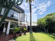 Espectacular casa de dos pisos con increíble jardín!