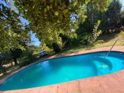 Vendo parcela con casa amplia a pasos del supermercado...