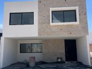 CASA EN VENTA CADA HABITACION CON VESTIDOR Y BAÑO EN...