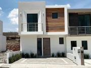 Casa en Bosques Tres Marías: 3 Recámaras, Estudio